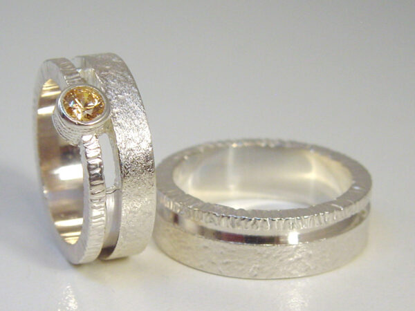 str2607-trouwringen-edelsmid-zilver-briljant-goudsmid-juwelier-www.tonvandenhout.nl-roermond-sieraden-ring-ringen-uniek-handgemaakt-origineel-atelier-ontwerp-design-steen-opening