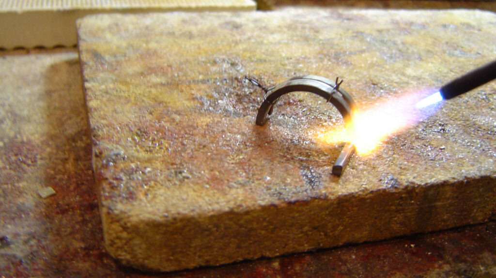 verhitten van sieraden en bewerken door Edelsmid Ton van den Hout handwerk